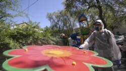 Коронавирус инфекциясына қарсы дәрі шашып жүрген адам. Көрнекі сурет.