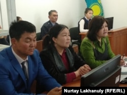 Сайрагуль Сауытбай (в центре) и представители ее интересов на суде, Алматинская область, 28 марта 2019 года.