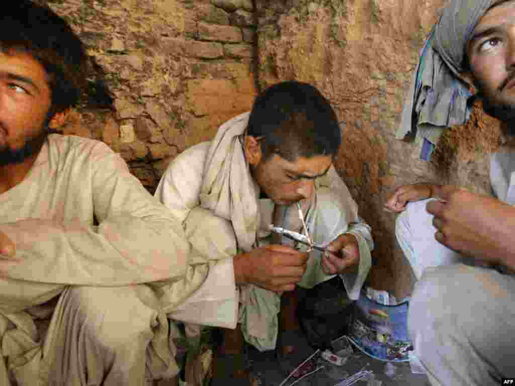 Зависници од дрога во Авганистан
