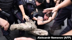 ფოტოარქივი: რუსეთის პოლიცია საპროტესტო აქციის მონაწილეს აკავებს. მოსკოვი, 12 ივნისი, 2019 წ.
