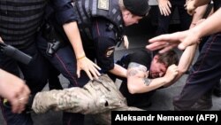 Полиция журналист Иван Голуновты қолдау және қолдан жасалған қылмыстық істерге наразылық білдіру маршына келген азаматты ұстап жатыр. Мәскеу, 12 маусым 2019 жыл. 
