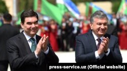 Президент Туркменистана Гурбангулы Бердымухамедов (слева) и его узбекский коллега Шавкат Мирзияев. Хорезмская область (Узбекистан), 24 апреля 2018 года.