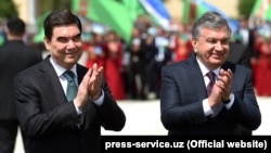 Turkmen President Gurbanguly Berdymukhammedov (left) and his Uzbek counterpart Shavkat Mirziyoev visit Uzbekistan's western Khorezm region on April 24. 