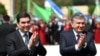 Türkmen prezidenti Gurbanguly Berdimuhamedow (çepde) we Özbek prezidenti Şawkat Mirziýoýew (arhiw suraty)