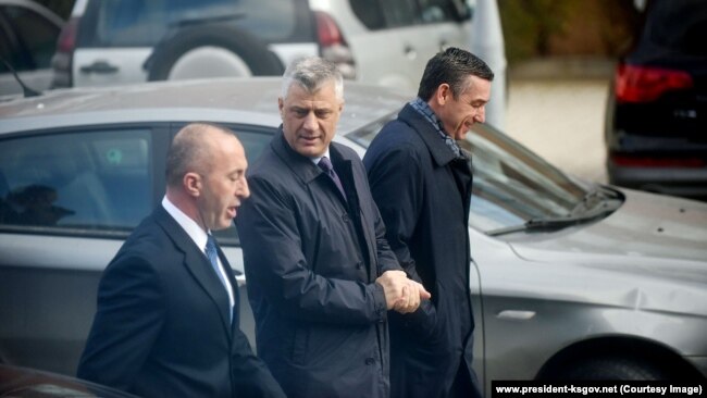 Kryeministri Ramush Haradinaj (majtas), presidenti Hashim Thaçi (në mes), dhe kryetari i Kuvendit, Kadri Veseli (djathtas).