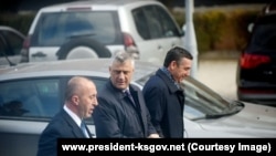 Premijer Kosova Ramuš Haradinaj (prvi sleva), predsednik Hašim Thači i predsednik parlamenta Kadri Veselji