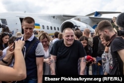 Едем Бекіров в аеропорту «Бориспіль» після повернення з російського ув'язнення, 2019 рік