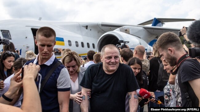 Эдем Бекиров в аэропорту «Борисполь» после обмена удерживаемыми лицами между Украиной и Россией, 7 сентября 2019 года