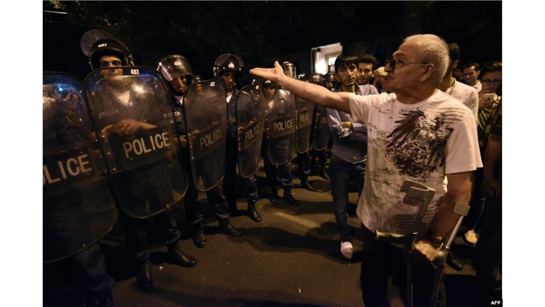 Під час акції протесту в Єревані, 23 червня 2015 року