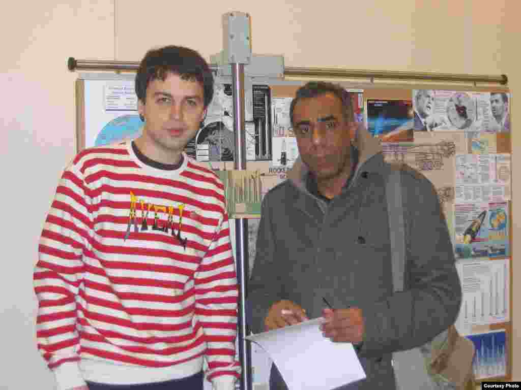 گزارشگر رادیو فردا در کنار رادوان چروکا، خالق نمایشگاه تجسمی