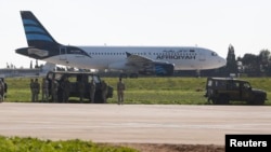 Злоумышленники угрожают взорвать самолет с заложниками в аэропорту Мальты