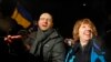 Кэтрин Эштон и Асений Яценюк вышли к участникам "евромайдана" в Киеве, 10 декабря 2013 года