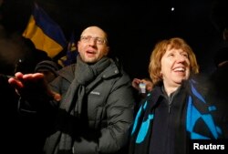 Catherine Ashton alături de fostul ministru al economiei din Ucraina Arseni Iațeniuk la 10 decembrie 2013 la Kiev