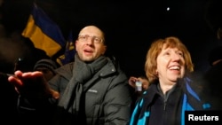 Arseni Iațeniuk cu șefa diplomației UE Catherine Ashton pe Maidan în Kiev, 10 dec.