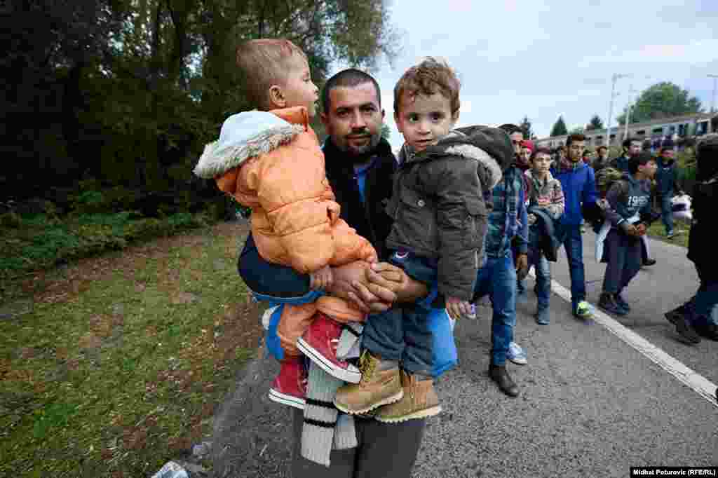 Izbjeglice sa djecom na napuštaju željezničku stanicu Botovo