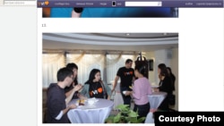 «Онлайн журналистика және блогинг» конференциясына келген блогшылар үзіліс кезінде. Алматы, 8-9 желтоқсан 2012 жыл. Yvision.kz сайтынан алынған скриншот.