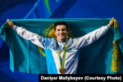 Боксер Данияр Елеусинов с золотой медалью Олимпийских игр в Рио.