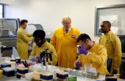 Британський прем’єр Борис Джонсон під час відвідин лабораторії Національної служби боротьби з інфекціями