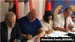 Potpisivanje sporazuma o saradnji: Grigoris Gerakarakos (predsednik Panhelenske sindikalne policijeske organizacije Grčke), Veljko Mijailović (Policijski sindikat Srbije), Anica Jondić (predsednica Sindikata radnika unutrašnjih poslova Republike Srpske) i Aleksej Lobarijev (predsednik reprezentativnog Sindikata policije i bezbednosnih službi Ruske federacije).