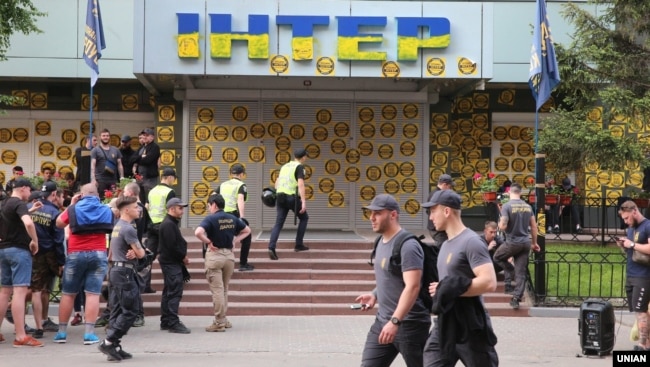 Акція протесту біля телеканалу «Інтер». Київ, 9 травня 2018 року