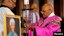 Arhiepiscopul Desmond Tutu (dreapta), la o liturghie de la Catedrala anglicană St. George din Cape Town, 6 decembrie 2013