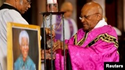 ՀԱՀ - Քեյփթաունի նախկին արքեպիսկոպոս, ռասայական խտրականության դեմ պայքարի վետերան Դեսմոնդ Տուտուն Սուրբ Գեորգի եկեղեցում պատարագ է մատուցում Մանդելայի հիշատակին, Քեյթփաուն, 6-ը դեկտեմբերի, 2013թ. 