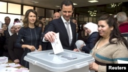 بشار اسد، رئیس جمهور سوریه و همسرش در انتخابات شرکت کرده‌اند.
