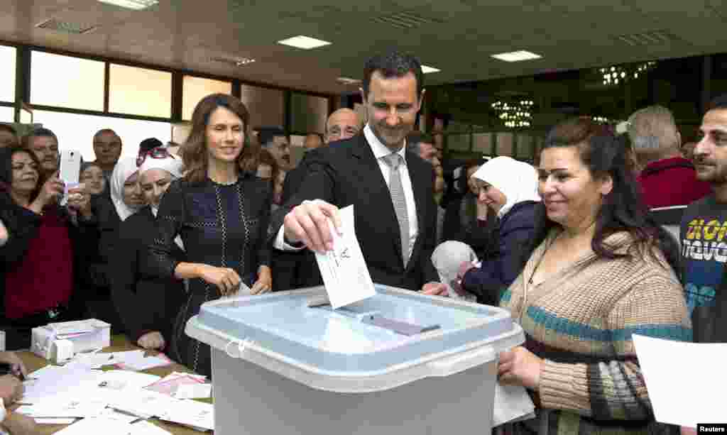 В апреле в Сирии (вернее, на той части сирийской территории, что была подконтрольна на тот момент сирийским властям) состоялись парламентские выборы. Партия &quot;Национальный прогрессивный фронт&quot;, созданная еще в 1972 году отцом Башара Асада, Хафезом, получила на них 200 из 250 мест в парламенте. Если это голосование и было попыткой Асада показать свою демократичность Западу, то не очень успешной. Все иллюзии относительно целей и методов сирийского лидера развеялись очень скоро, после массированных бомбардировок мирного населения Алеппо. Впрочем, в 2016 году на Западе все чаще стали допускать возможность сохранения Асада у власти на определенный срок после окончания войны. На фото: Башар Асад со своей супругой Асмой на избирательном участке в Дамаске, 13 апреля.