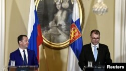 Юха Сипиля (справа) с российским премьером Даитрием Медведевым, Хельсинки, 26 сентября 2018 года.