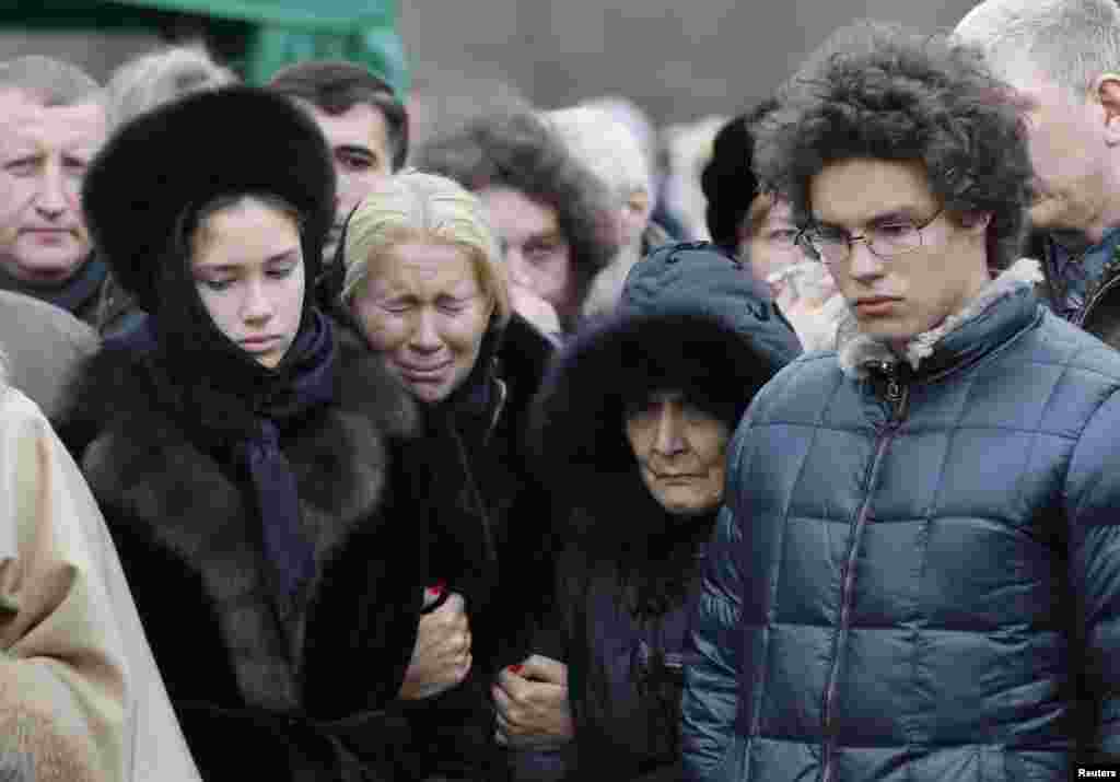 Nemtsov&#39;s former partner, Yekaterina Odintsova (second from left), their children Anton (right) and Dina, and Nemtsov&#39;s mother, Dina Eidman (second from right), attend the funeral.