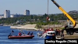 Спасатели на месте столкновения баржи с катамараном на реке Волге. Волгоград, 12 июня 2018 года.