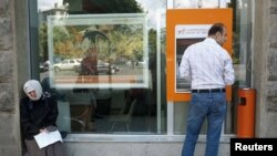 Судя по данным исследования, «Грузинской мечте» так и не удалось преодолеть безработицу: лишь треть населения (33%) по-прежнему считают себя трудоустроенными, а остальные – безработными