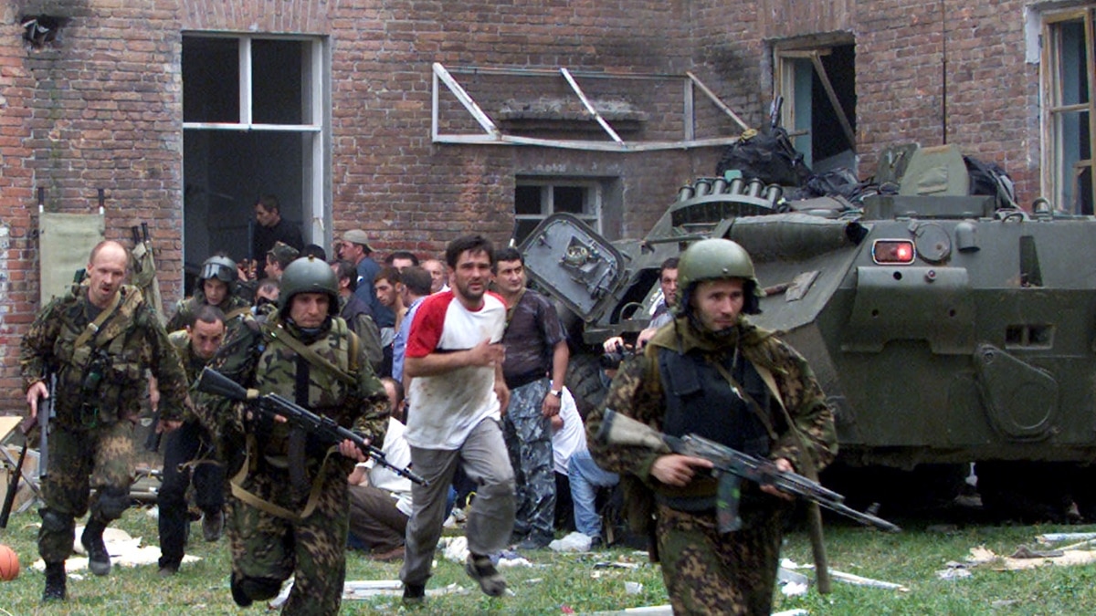 Террористы в школе 2004. 2004 — Захвачена школа в Беслане. Беслан 1 сентября 2004 штурм.