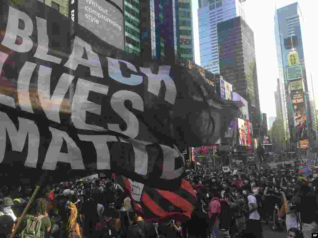 Хода активістів руху &laquo;March for Black Womxn&raquo; у Нью-Йорку. Акція розпочалась 26 липня 2020 року на Times Square, згодом протестувальники дійшли до 42-ї вулиці