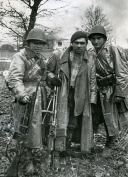 Польські партизани на тлі палаючої хати, Сагринь, 1944 рік