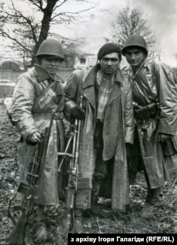 Сагринь, 10 березня 1944, польські підпільники фотографуються на тлі палаючої української хати