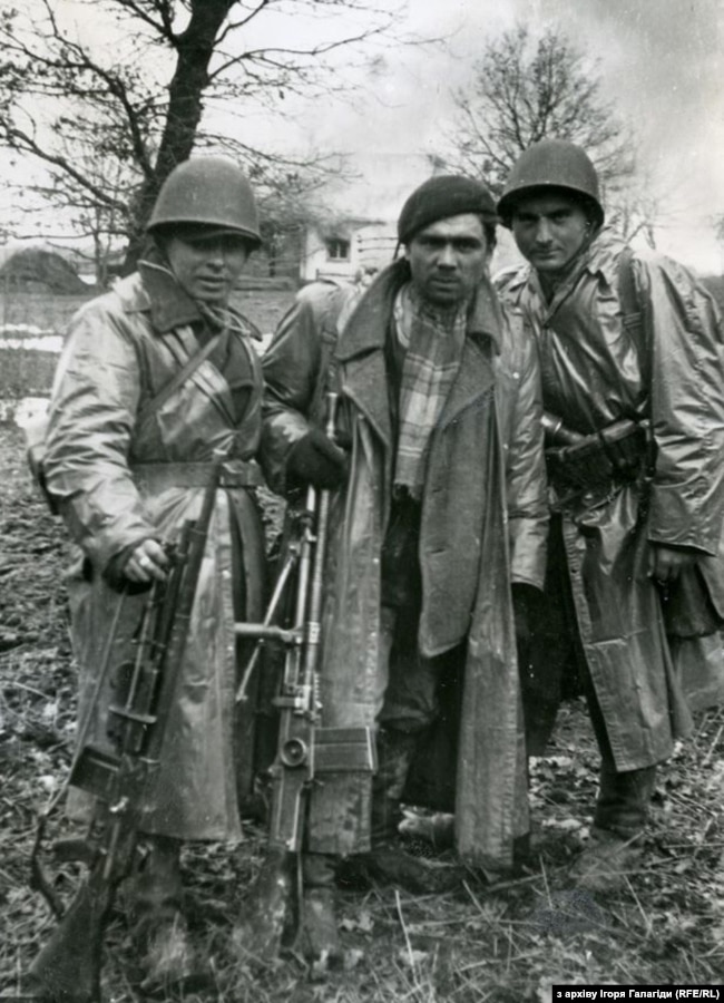 Сагринь, 10 березня 1944, польські підпільники фотографуються на тлі палаючої української хати