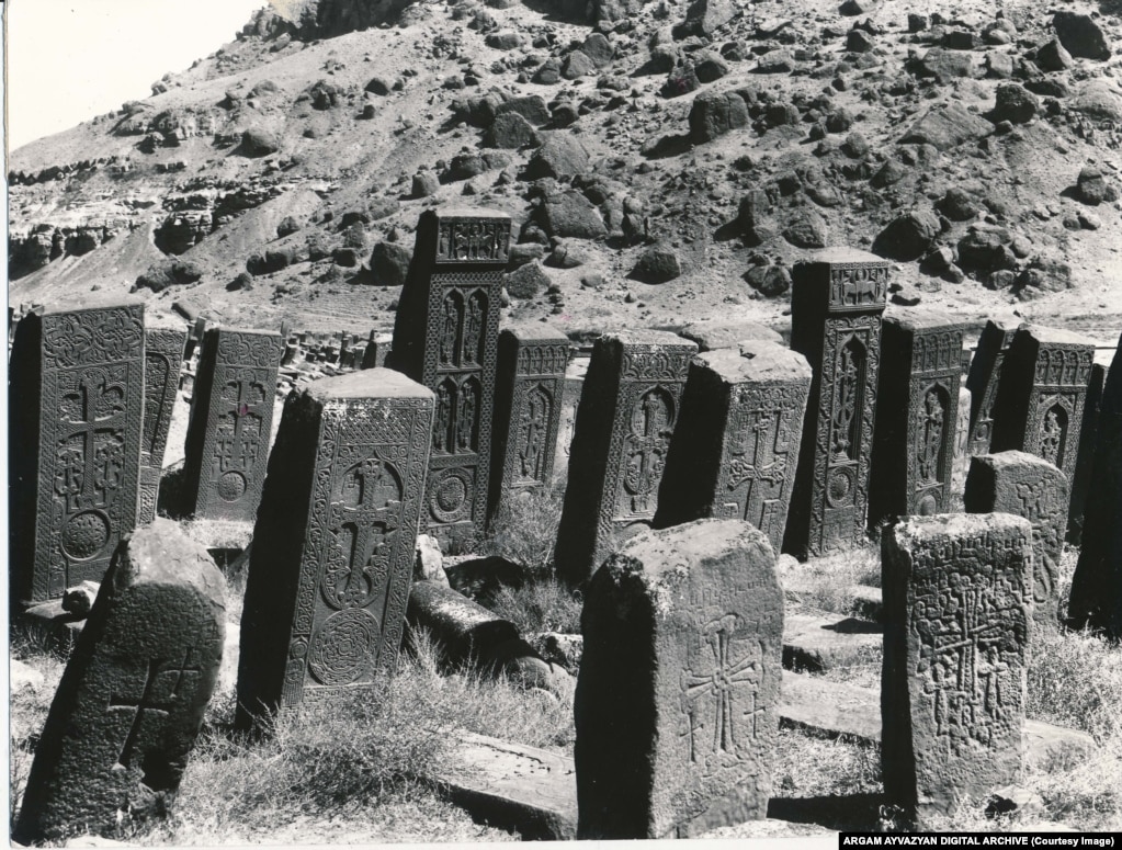 Khachkars in the Julfa cemetery in 1915