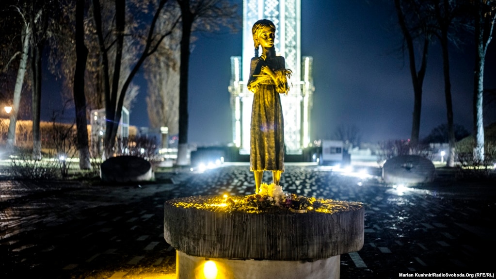 Скульптура «Дівчинки з колосками» біля Музею Голодомору-геноциду в Києві, місце вшанування пам'яті жертв штучного голоду