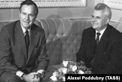 Голова Верховної Ради України Леонід Кравчук (праворуч) і президент США Джордж Буш. Серпень 1991 року