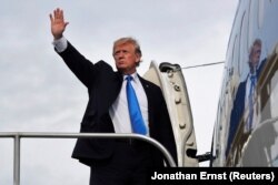 Дональд Трамп сідає на літак, щоб летіти до США. Маніла, 14 листопада 2017 року