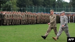 Украинский и американский командиры проходят мимо выстроенных бойцов обеих армий