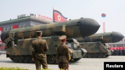 Түндүк Кореянын ракеталары Пхеньяндагы параддан көргөзүлгөн учур. 15-апрель, 2017-жыл. 