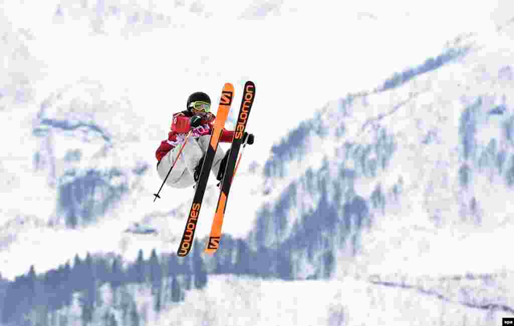 Canada's eventual gold medalist, Dara Howell, competes in the women's freestyle skiing slopestyle final.