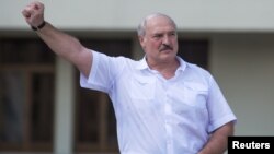 Аляксандар Лукашэнка на мітынгу ў сваю падтрымку ў Менску 16 жніўня.