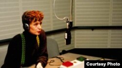 Sabina Čabaravdić, urednica Regionalnog programa, tokom emitovanja prve emisije RSE 31. januara 1994. iz sjedišta RFE/RL u Minhenu. 