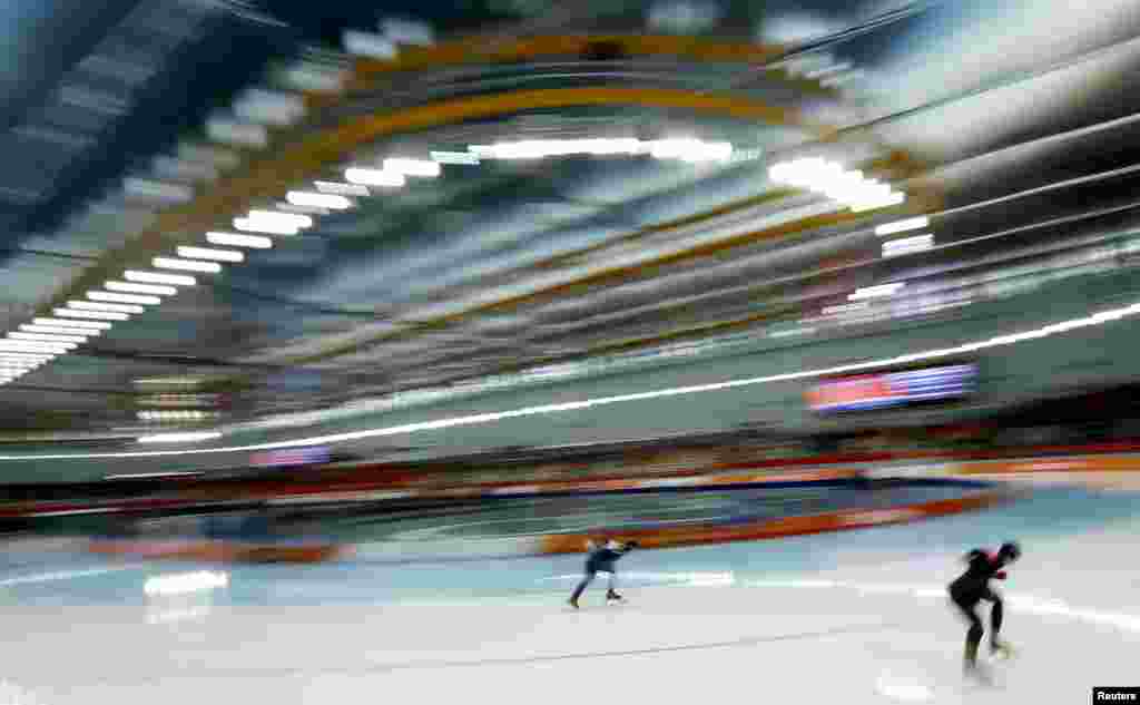 China&#39;s Zhang Hong (right) and Christine Nesbitt of Canada compete in the women&#39;s 1,000 metres speed skating event. Zhan won gold.