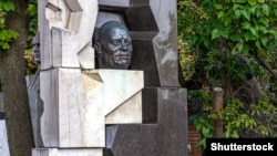 Пам'ятник на могилі Микити Хрущова роботи скульптора Е. Неізвєстного