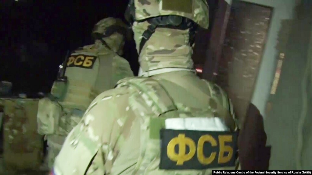 «У Луганську група складається орієнтовно з 13 осіб, в Донецьку – близько 15. Їх очолюють кадрові співробітники центрального апарату Федеральної служби безпеки РФ»
