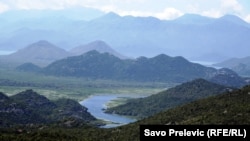 Skadarsko jezero na granici Crne Gore i Albanije